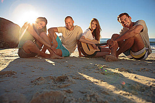 微笑,朋友,坐,海滩,一个,吉他手