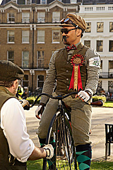 男人,胡须,飞行眼镜,背心,玫瑰形饰物,自行车,时期,衣服,伦敦,亚洲人,粗花呢,跑,旅游,野餐,英国人,活动