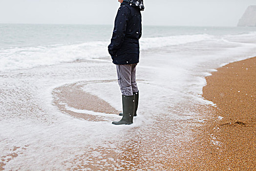 少男,胶靴,站立,雪,冬天,海洋,海浪