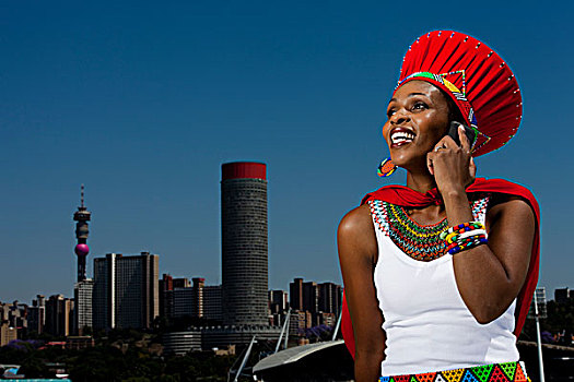 传统,衣服,非洲女人,手机,城市,背景