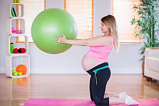 孕妇,拿着,健身球,在家