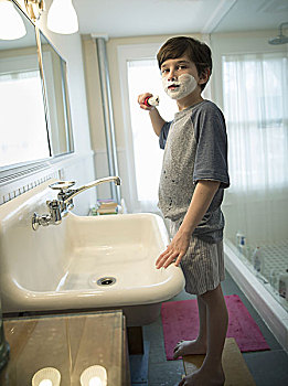 男孩,站立,浴室,拿着,剃须刷,遮盖,脸,泡沫