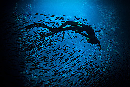 女人,自由潜水,水下视角,洞穴,汤加,斐济