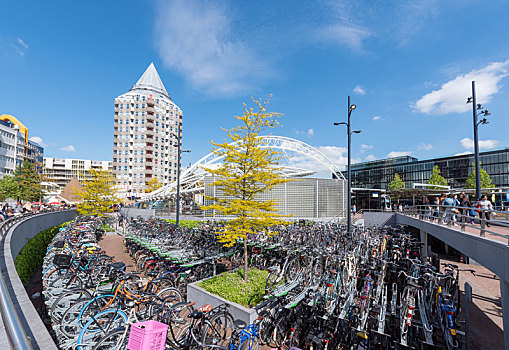荷兰鹿特丹晴天蓝天白云的市中心地铁站blaak的自行车停车地点