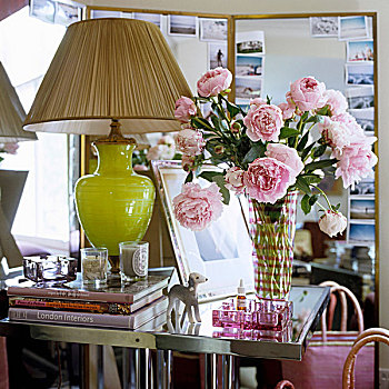 台灯,绿色,玻璃,褶皱,荫凉,靠近,一束玫瑰,玻璃花瓶,边桌