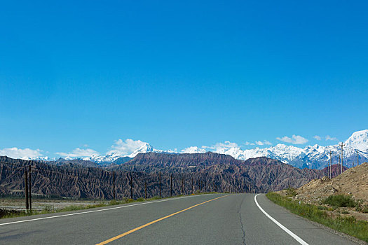 新疆帕米尔高原的公路
