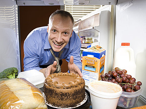 男人,冰箱,浸,手指,巧克力蛋糕