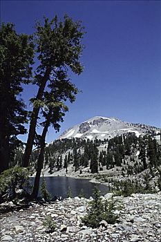 湖,拉森火山国家公园,加利福尼亚