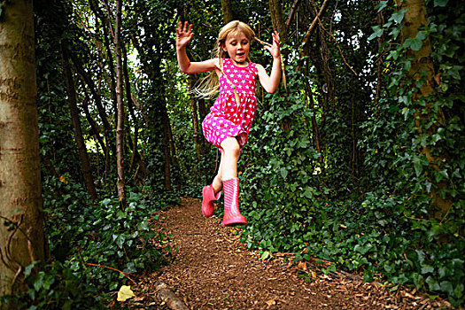 女孩,穿,粉红裙,胶靴,跳跃,树林