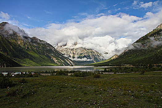 西藏昌都地区八宿县然乌湖