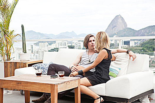 年轻,情侣,坐,屋顶,平台,沙发,里约热内卢,巴西