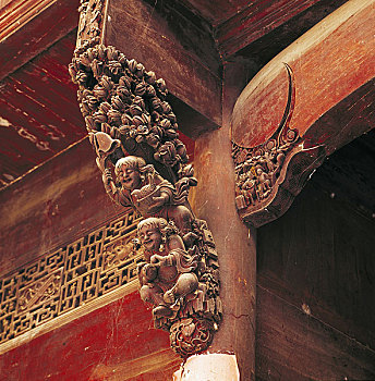 安徽歙县民居内的木雕斜撑