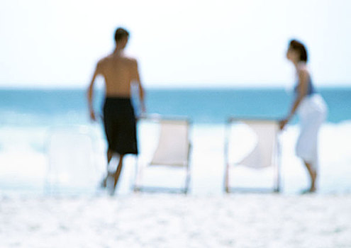 两个,成年人,站立,靠近,椅子,海滩,模糊