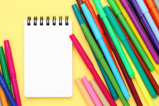 彩色,笔,笔记本,黄色背景