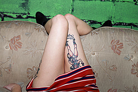 中年,女人,躺着,沙发,抬腿,背影,纹身,腿,腰部