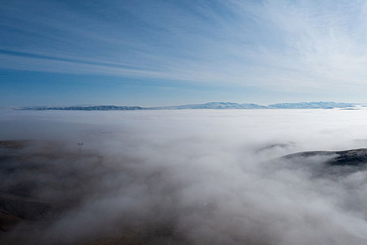 西藏那曲317国道旁的云海
