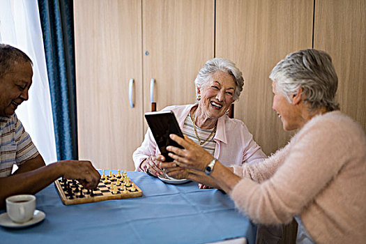 微笑,朋友,玩,下棋,科技,老人,坐,桌子,养老院