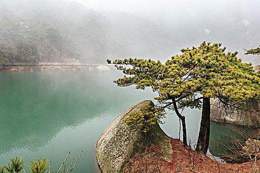 雾锁天柱山