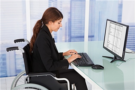 职业女性,用电脑,坐,轮椅