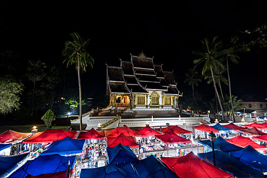 老挝琅勃拉邦古城老挝皇宫大道夜市一条街