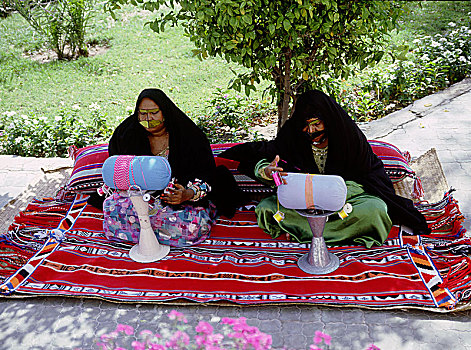 两个女人,穿,黑色,薄纱,伊斯兰罩袍,面罩,准备,色彩,缠结