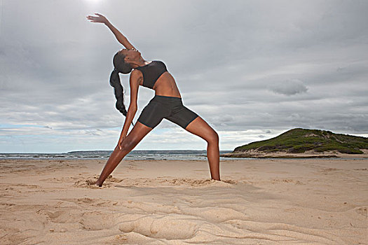 美女,练习,瑜伽姿势,海滩