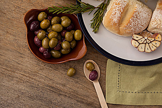 橄榄,面包,盘子,桌上