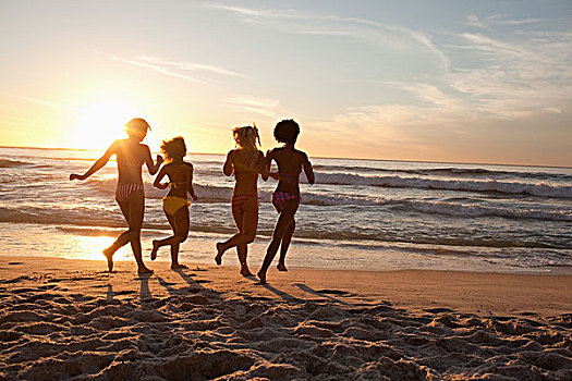 四个女人,跑,沙子,海滩,太阳,日落,背景
