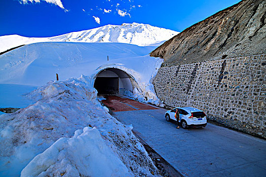 新疆,雪山,蓝天白云,隧道