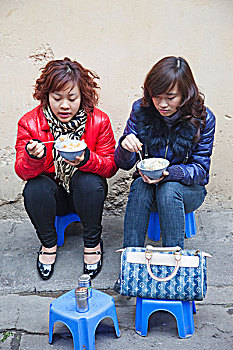 越南,河内,两个女孩,吃,特色,街边咖啡厅