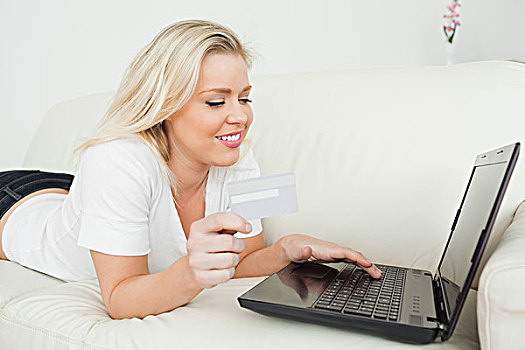 女人,看,笔记本电脑,拿着,信用卡,躺着,沙发