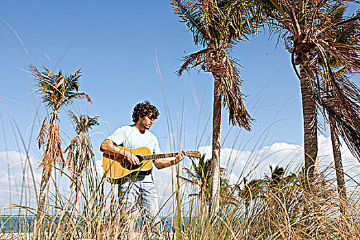 男青年,弹吉他,海滩