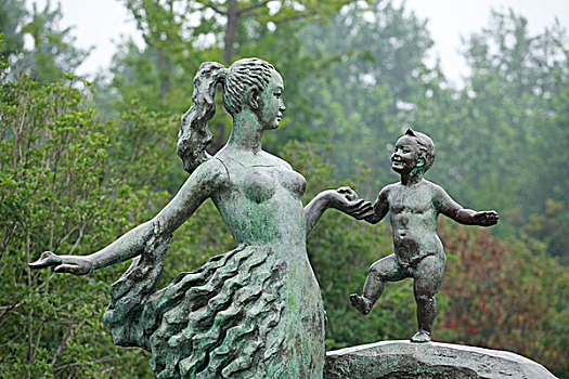母爱公园雕塑