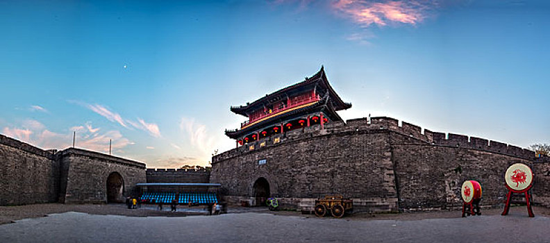 夕阳下的荆州古城墙很美丽