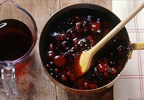 红莓果盘,勺子