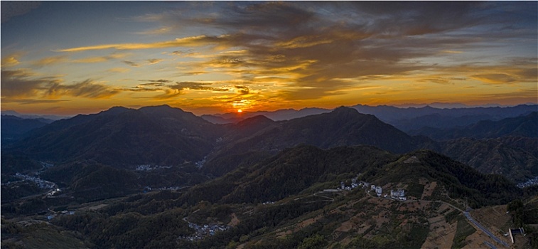 宽幅群山山峦山谷村落航拍