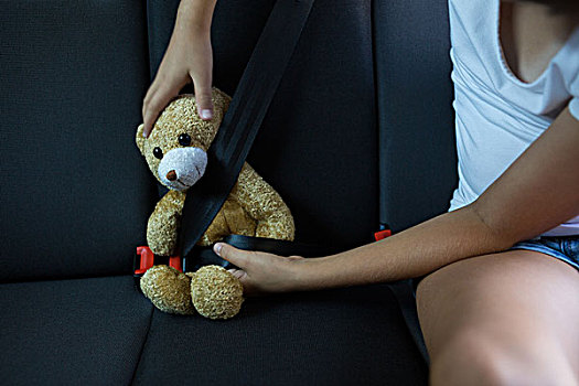少女,坐,泰迪熊,后座,汽车,中间部分