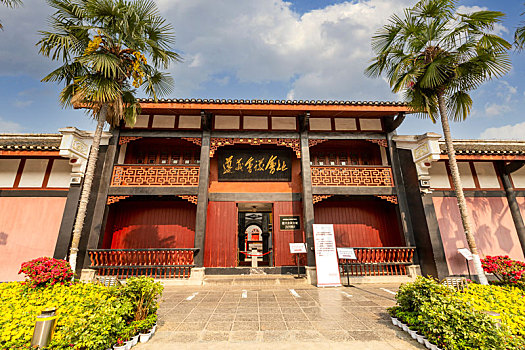 蓝天白云下的贵州省遵义会议会址大门