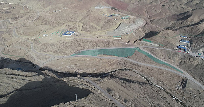 新疆哈密,航拍建设中的抽水蓄能电站工地