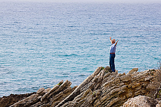 站立,男人,悬崖,向外看,海洋