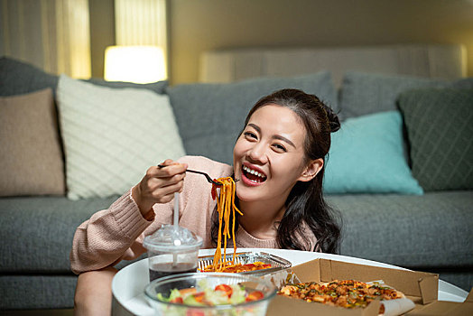 年轻女士在家吃外卖