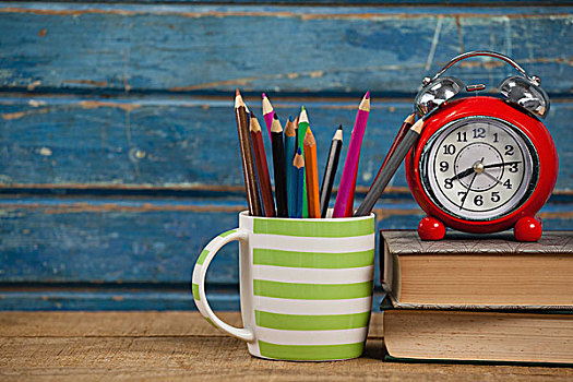 闹钟,书本,笔,固定器具,蓝色,木质背景