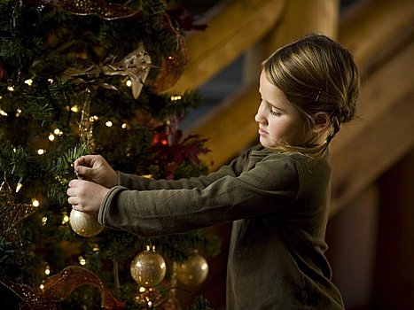女孩,圣诞饰物,圣诞树