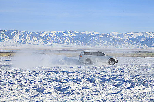 雪地汽车漂移