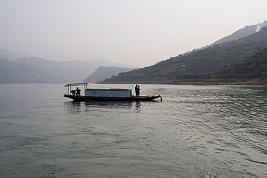 重庆三峡瞿塘峡渔船