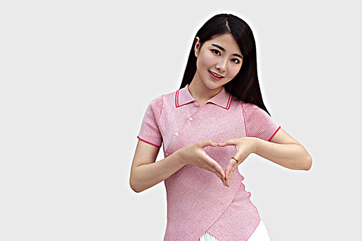 做爱心手势的漂亮女人