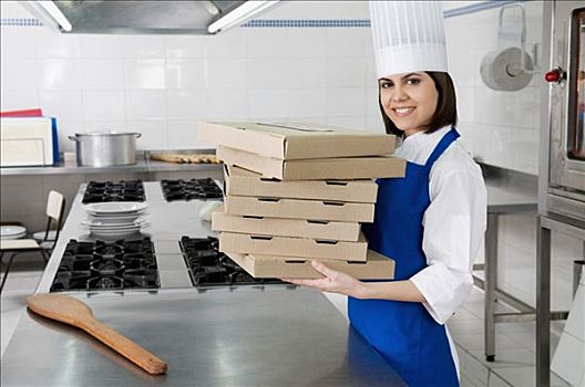 女性,厨师,拿着,一堆,比萨盒,微笑