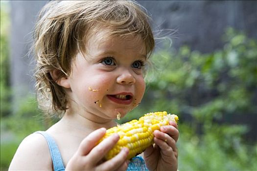 1岁,女孩,吃,老玉米