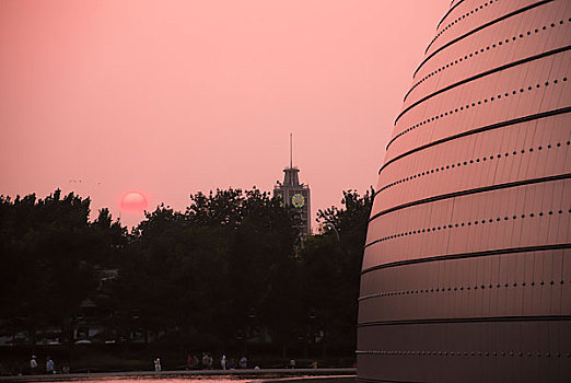 夕阳下的中国国家大剧院