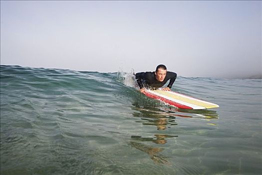 男人,躺着,冲浪板,水